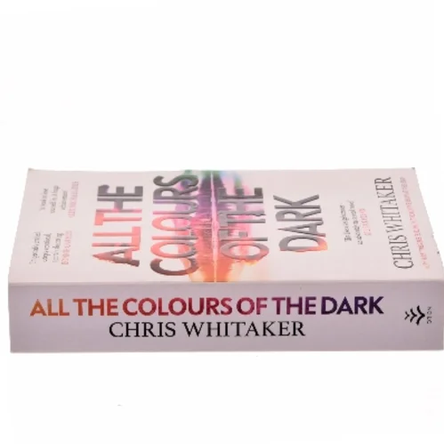 All the Colours of the Dark af Chris Whitaker (Bog)