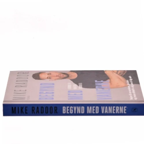 Begynd med vanerne : vejen til en sundere, gladere og mere effektiv udgave af dig selv af Mike Radoor (f. 1986) (Bog)