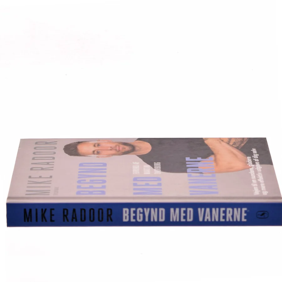 Begynd med vanerne : vejen til en sundere, gladere og mere effektiv udgave af dig selv af Mike Radoor (f. 1986) (Bog)