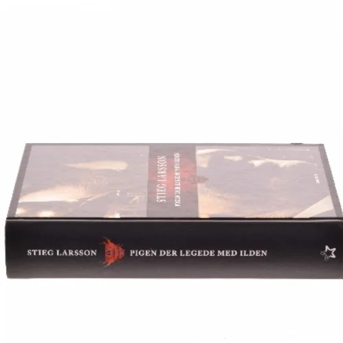 Pigen der legede med ilden af Stieg Larsson (Bog)