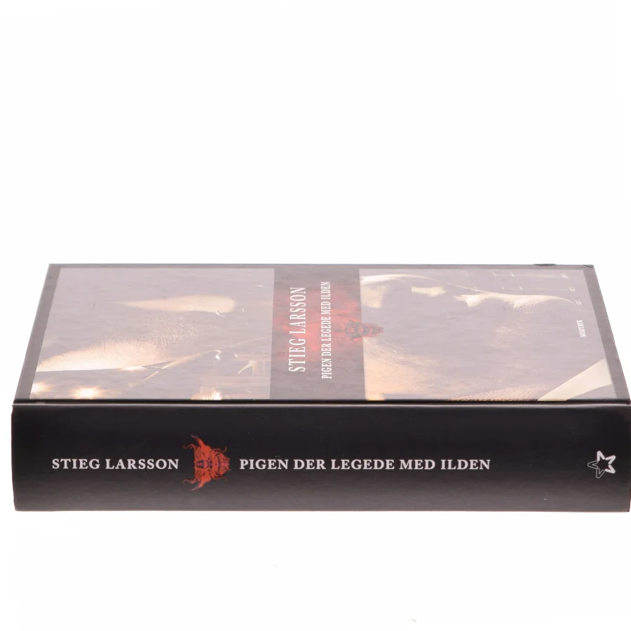 Pigen der legede med ilden af Stieg Larsson (Bog)