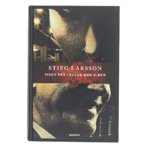 Pigen der legede med ilden af Stieg Larsson (Bog)