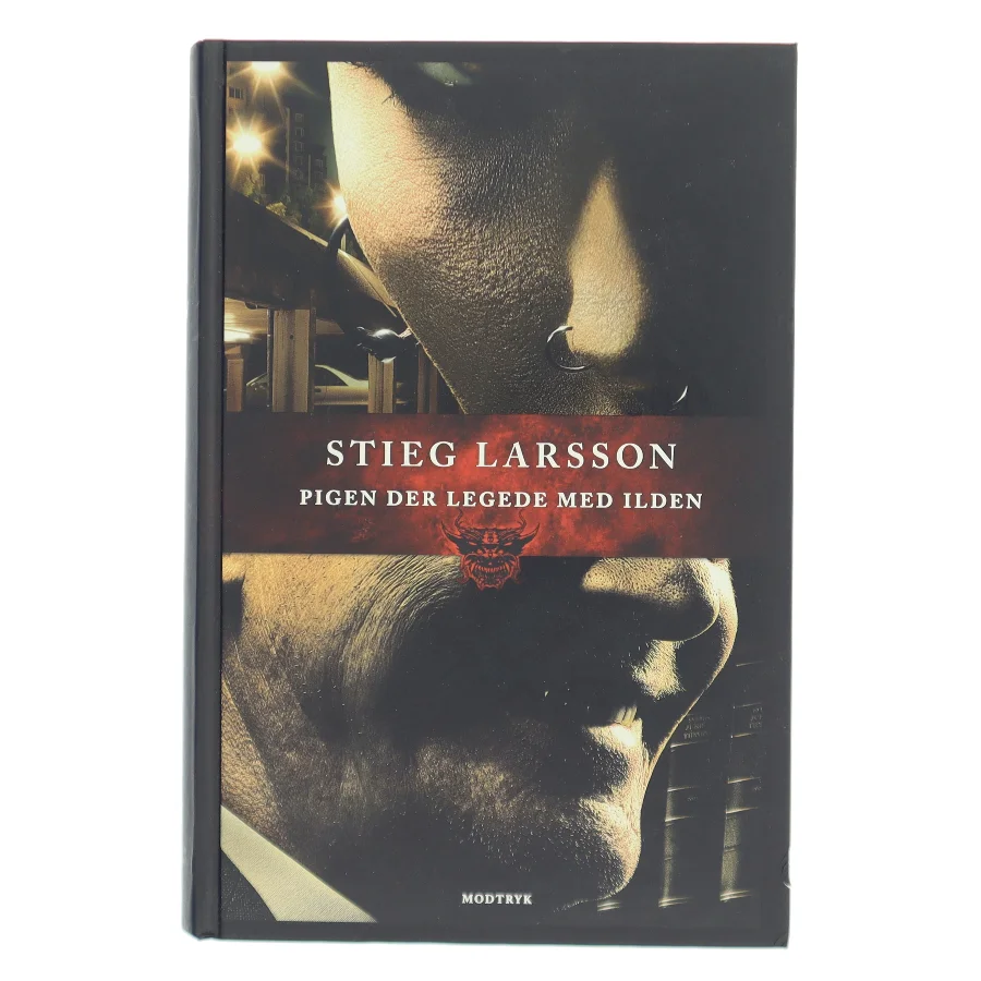 Pigen der legede med ilden af Stieg Larsson (Bog)