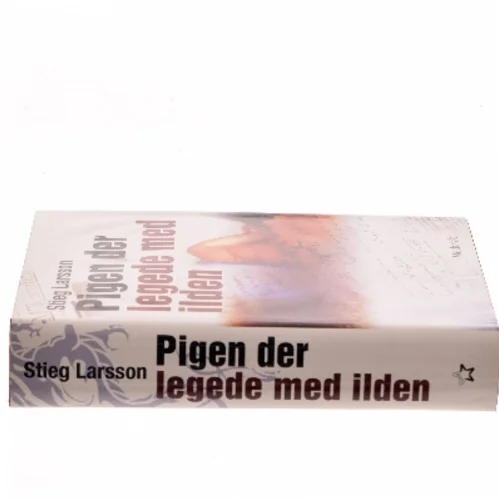 Pigen Der Legede Med Ilden af Larsson, Stieg (Bog)
