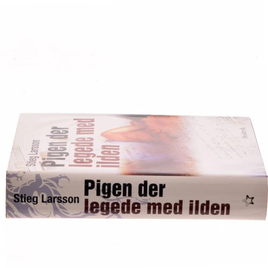 Pigen Der Legede Med Ilden af Larsson, Stieg (Bog)