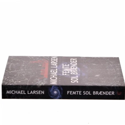 Femte sol brænder : roman af Michael Larsen (f. 1961) (Bog)