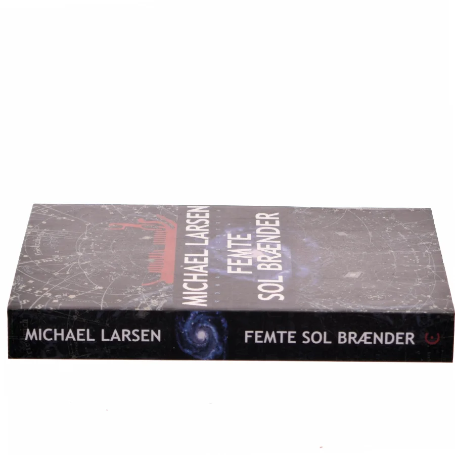 Femte sol brænder : roman af Michael Larsen (f. 1961) (Bog)