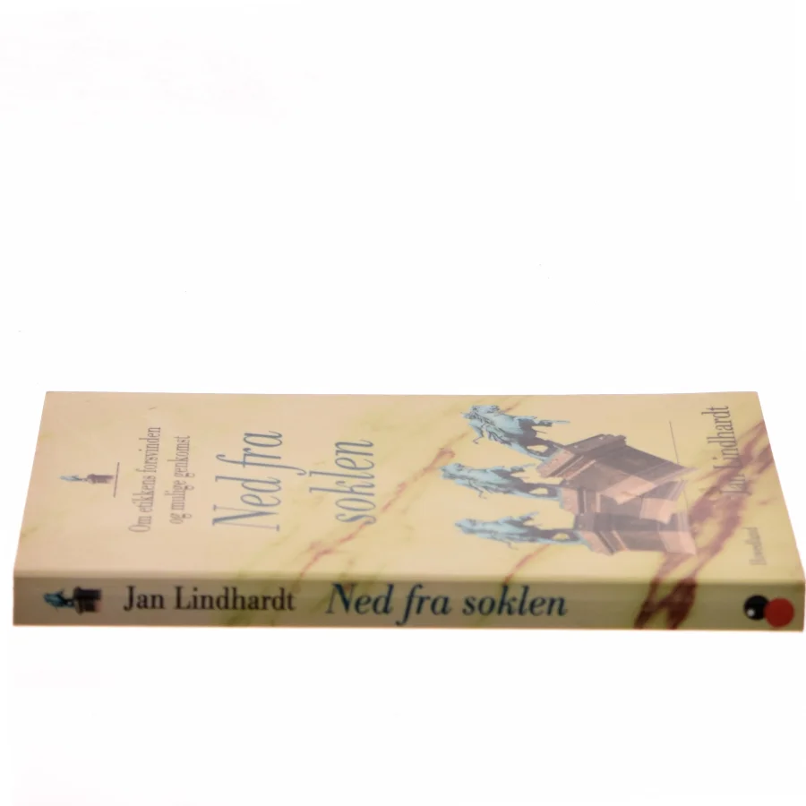 Ned fra soklen : om etikkens forsvinden og mulige genkomst af Jan Lindhardt (Bog)