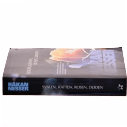 Svalen, katten, rosen, døden af Håkan Nesser (Bog)