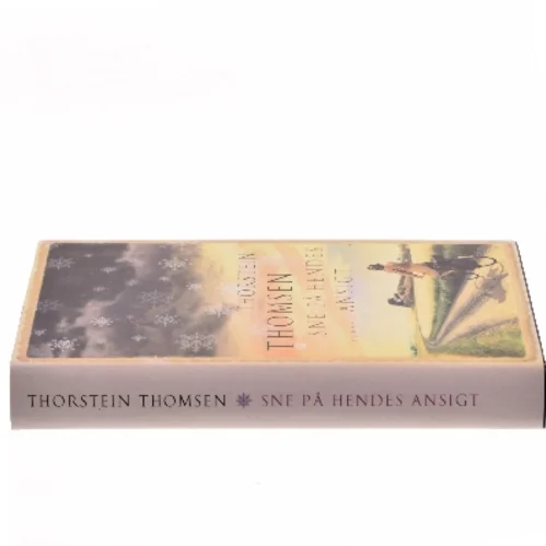 Sne på hendes ansigt af Thorstein Thomsen (f. 1950) (Bog)