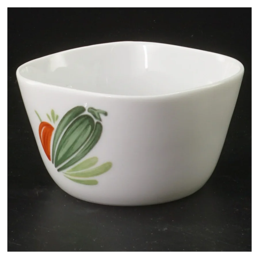 Porcelæns skål med grøntsagsmotiv fra Lyngby (str. 10,5 cm)
