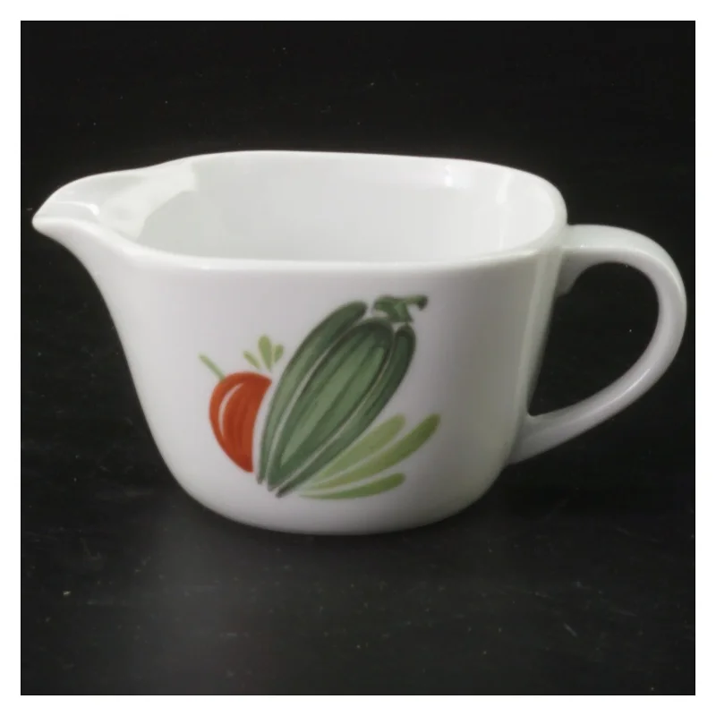 Lille flødekande med grøntsagsmotiv fra Lyngby (str. 8 cm)