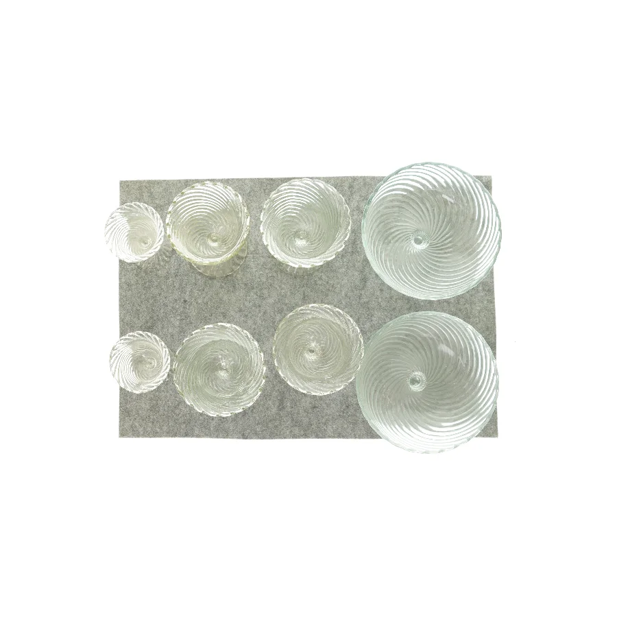 Forskellige glasskåle på fod (str. HØ: 23x17)