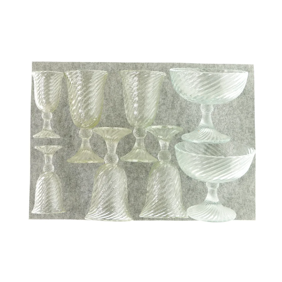 Forskellige glasskåle på fod (str. HØ: 23x17)