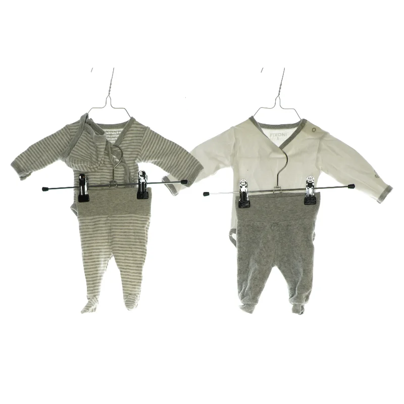 2 sæt med bodystocking, bukser og én hue fra Fixoni (str. 44 / 0-1 mdr.) fra Fixoni (str. 44 / 0-1 mdr.)