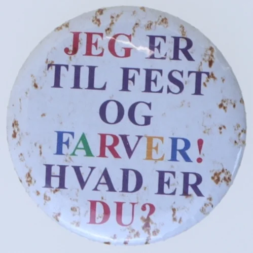 Rund badge med tekst (str. Ø 5,5 cm)