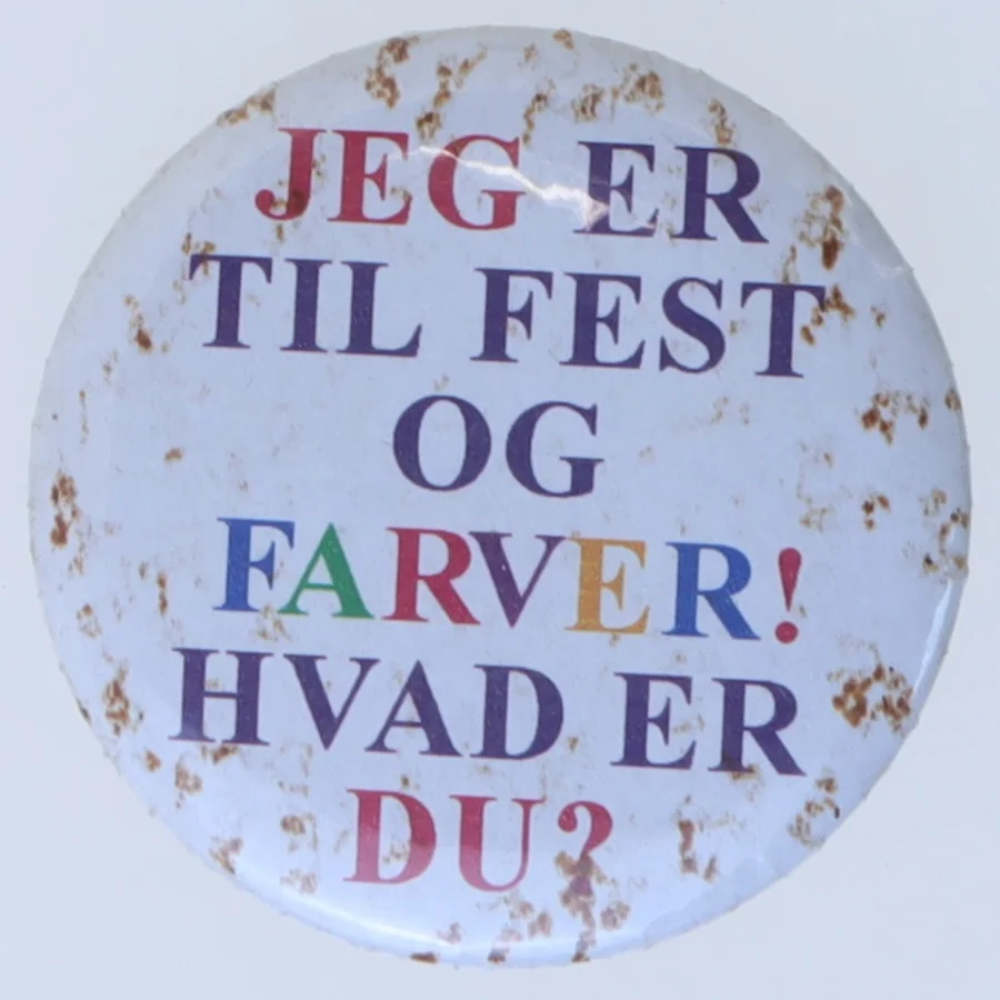 Rund badge med tekst (str. Ø 5,5 cm)