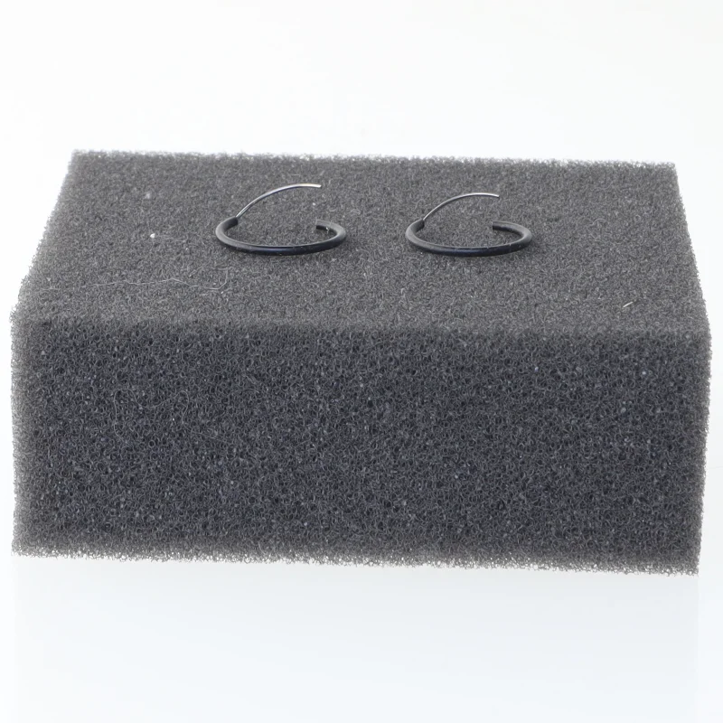 Små øreringe i ringform (str. Ø 1,5 cm)