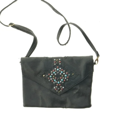 Sort skuldertaske med nitter fra Divided (str. 29 cm)