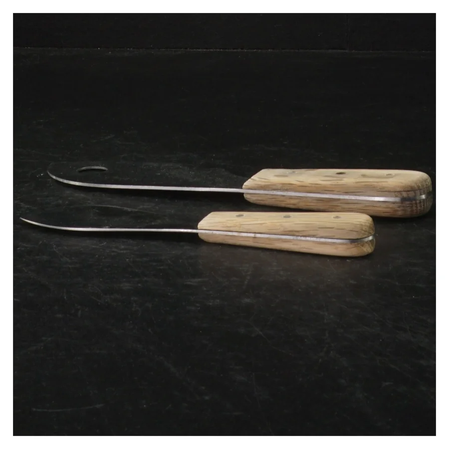 To oste-knive med træhåndtag