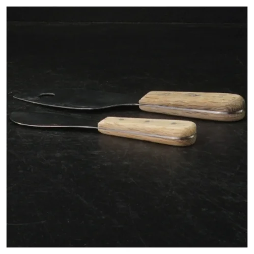 To oste-knive med træhåndtag