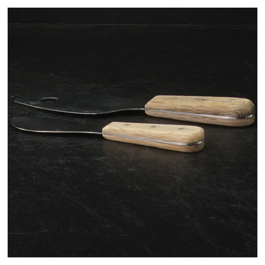 To oste-knive med træhåndtag