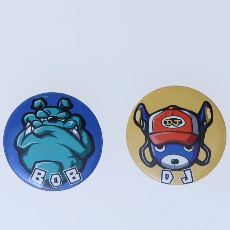 To runde badges med tegneseriefigurer (str. Ø 4 cm)