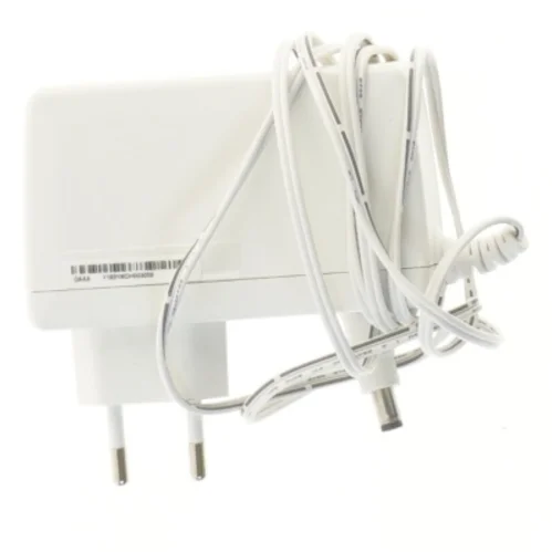 Hvid strømadapter med ledning (str. 9x9 cm)