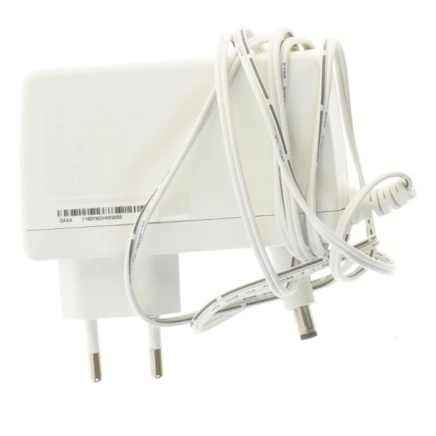 Hvid strømadapter med ledning (str. 9x9 cm)