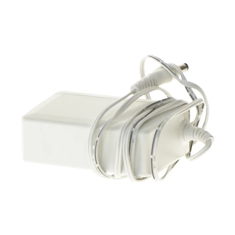 Hvid strømadapter med ledning (str. 9x9 cm)