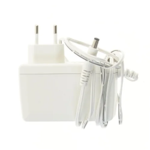 Hvid strømadapter med ledning (str. 9x9 cm)