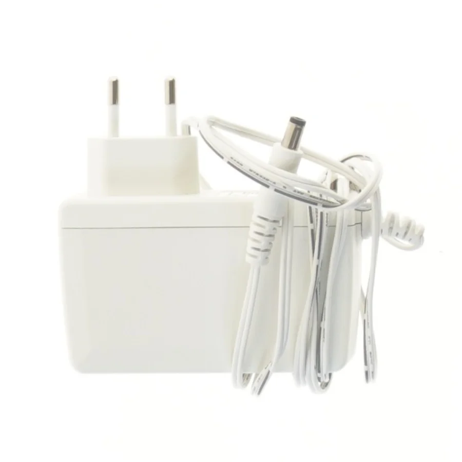Hvid strømadapter med ledning (str. 9x9 cm)
