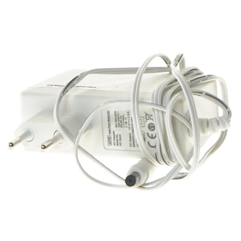 Hvid strømadapter med ledning (str. 9x9 cm)