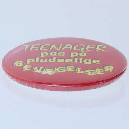 Badge med sjov tekst (str. Ø 5,5 cm)