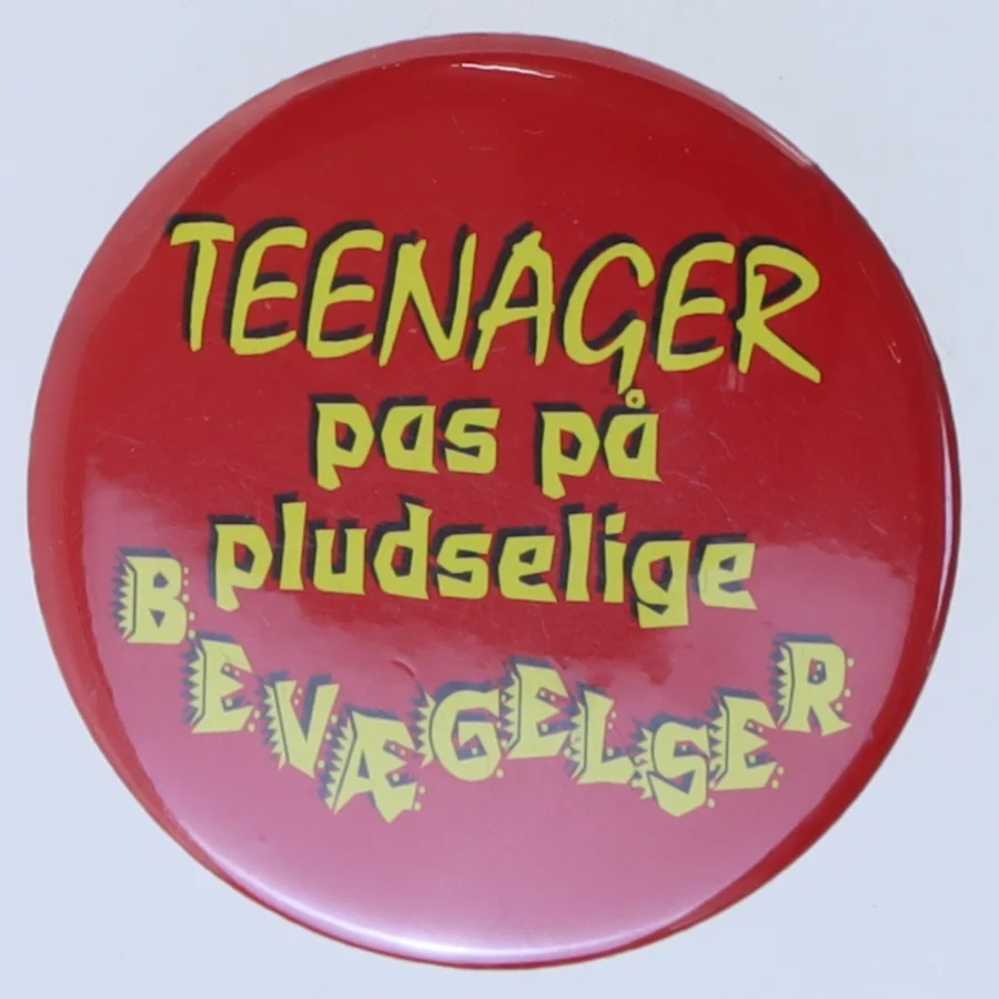 Badge med sjov tekst (str. Ø 5,5 cm)