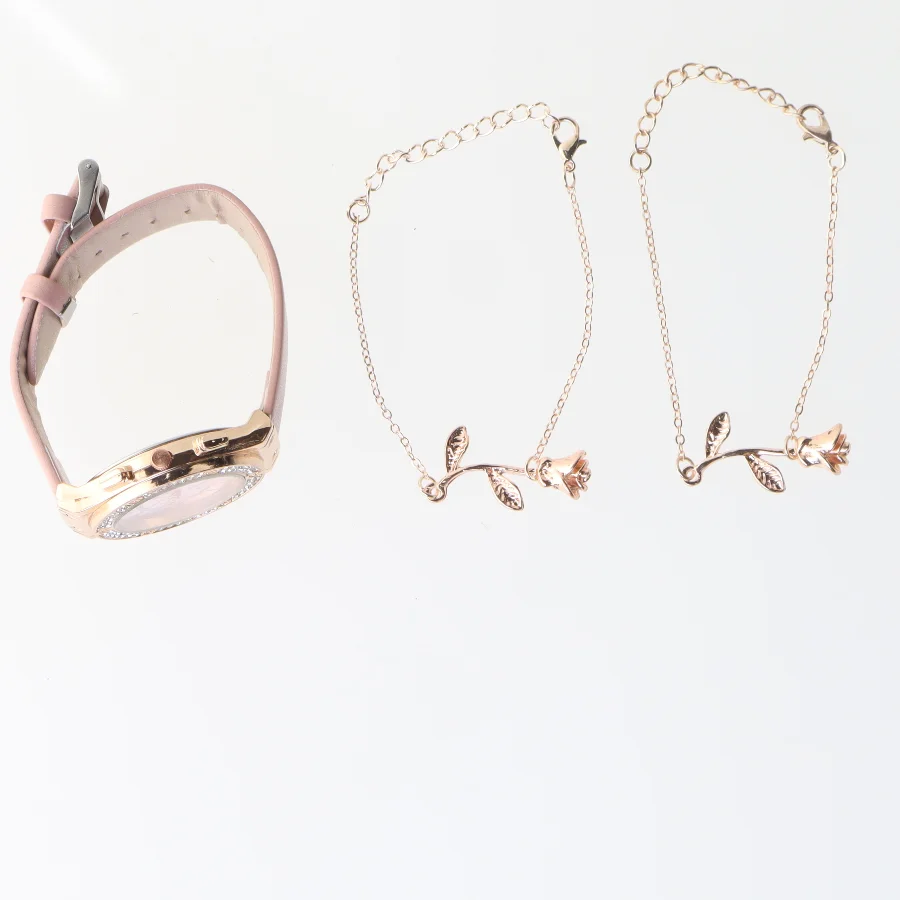 Ur og armbåndssæt (str. ur ø 4,5 cm, armbånd ø 9 cm)