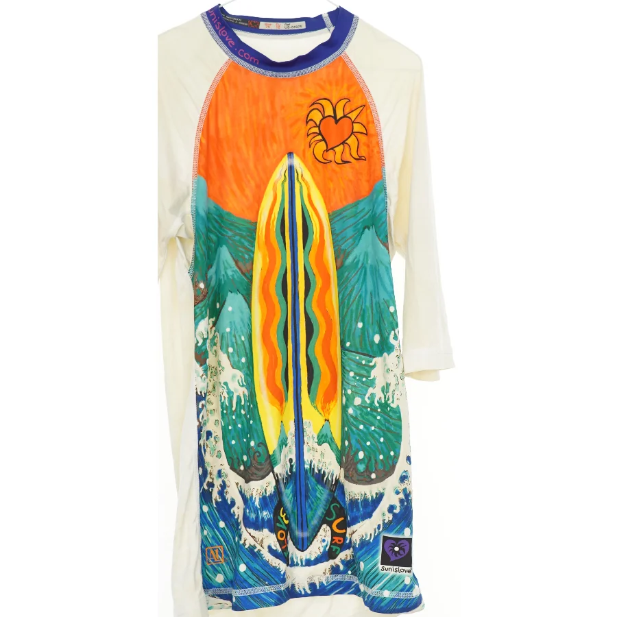 UV-bluse med surfingmotiv fra Sunislove (str. 152)