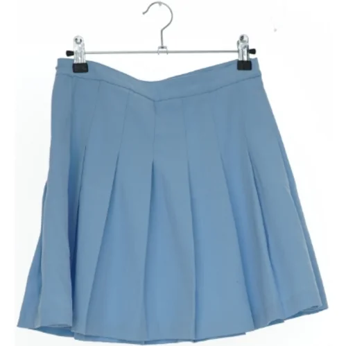 Nederdel med plisseringer fra H&M (str. 158)