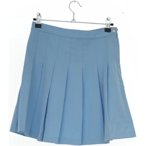 Nederdel med plisseringer fra H&M (str. 158)