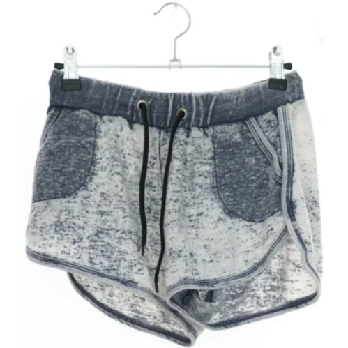 Grå shorts med lommer fra emoi (str. 152)