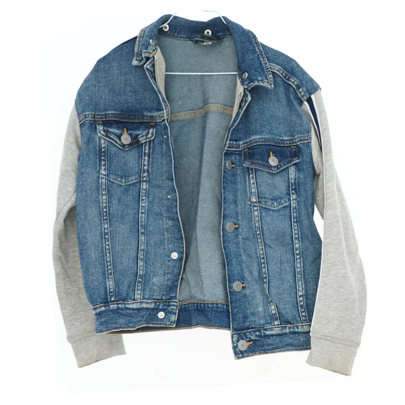 Denim jakke med grå ærmer (str. 134)