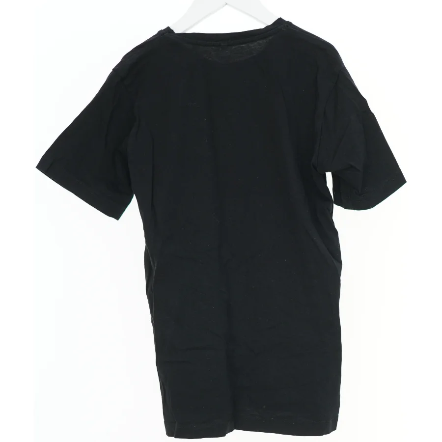 Sort T-shirt fra JEFF (str. 140)