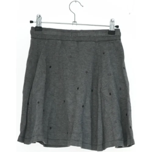 Grå nederdel med prikker fra Pomp de Lux (str. 152)