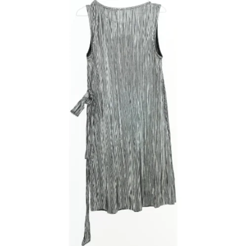 Grå ærmeløs kjole med plisseret detalje fra Friboo (str. 140)