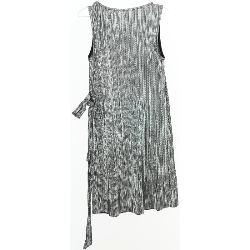 Grå ærmeløs kjole med plisseret detalje fra Friboo (str. 140)