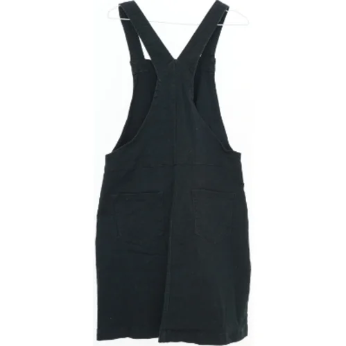 Sort overall kjole med knapper fra H&M (str. 152)