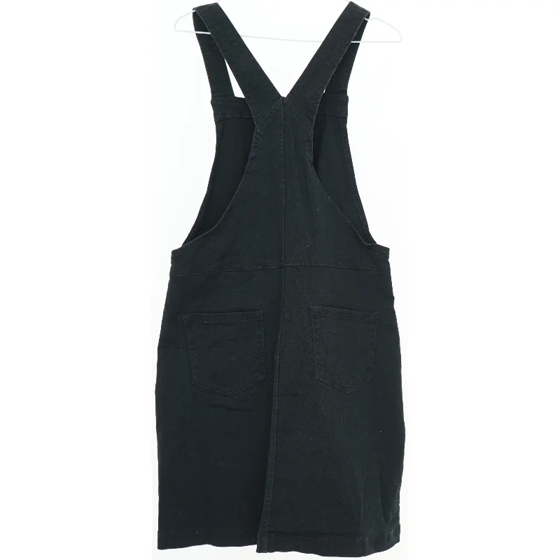 Sort overall kjole med knapper fra H&M (str. 152)