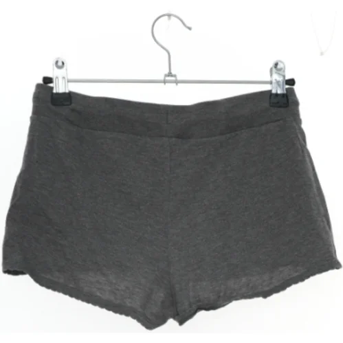 Grå shorts med snøre fra H&M (str. 140)