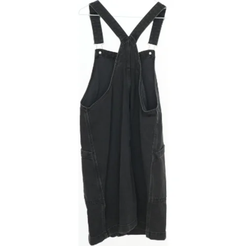 Sort buksedragt fra H&M (str. 146)