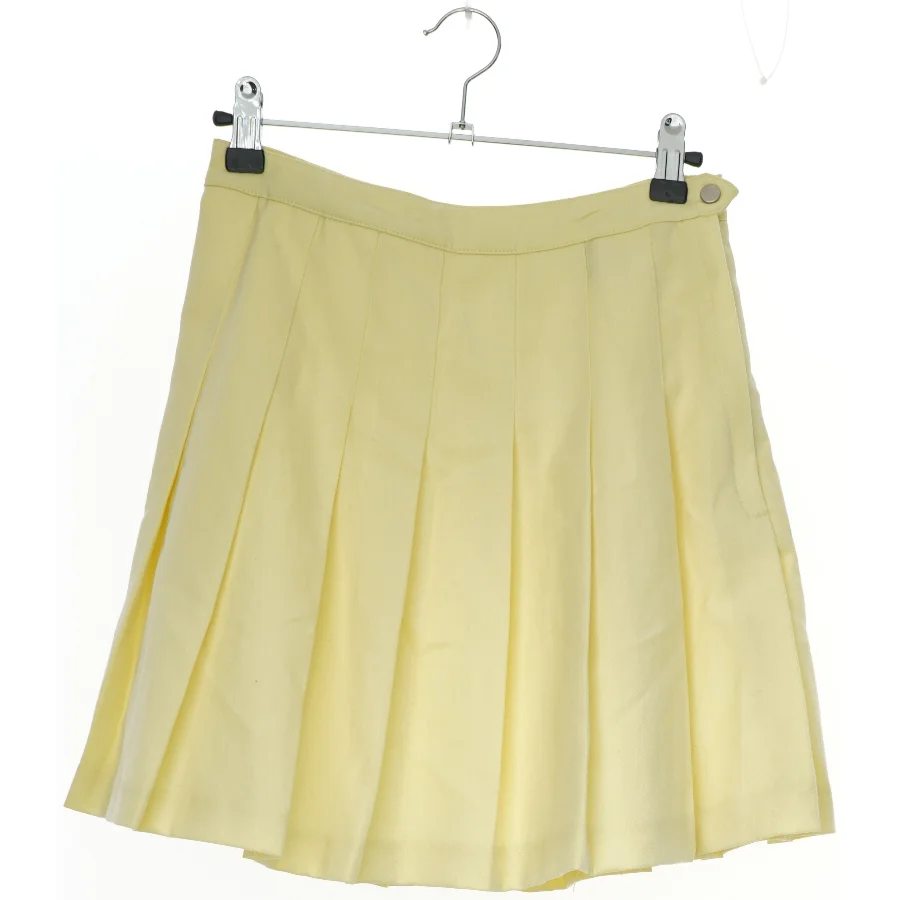 Gul plisseret nederdel fra H&M (str. 158)